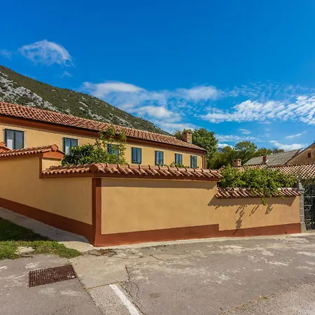 Lukata By Interhome Case de vacanță